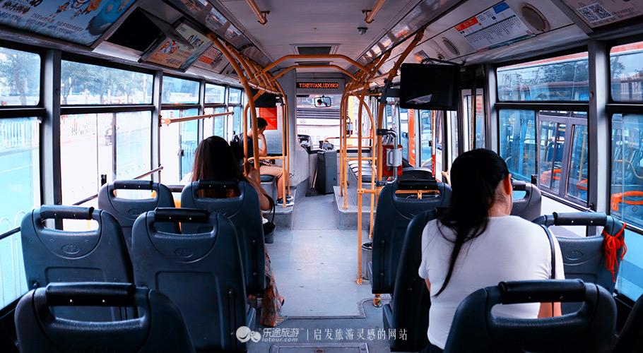 375路公交车内景偶尔乘公交车,你是不是有这种感觉,北京太大,大到即便