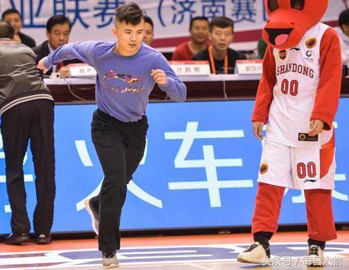 nba为什么跪着擦地板(男子高中未毕业在CBA擦地拿到年薪20万，王治郅要帮他去美国擦NBA)