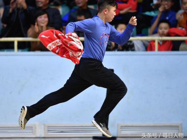 nba为什么跪着擦地板(男子高中未毕业在CBA擦地拿到年薪20万，王治郅要帮他去美国擦NBA)