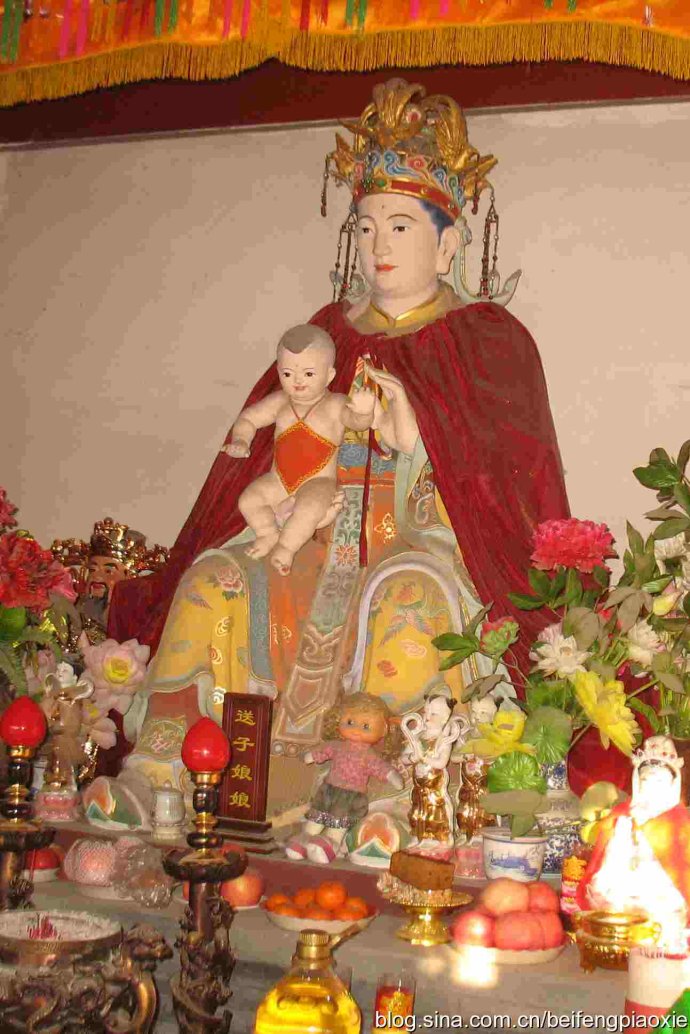 送子娘娘送生保育,人类社会的生产主要是两大方面的生产,一是物质的