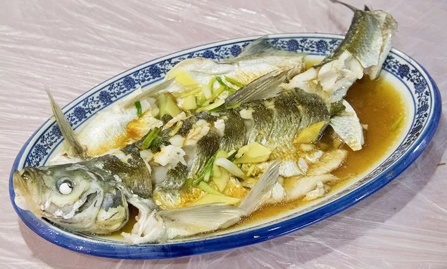 椒盐鳑鲏鱼茂荪馆价格要比井亭便宜不少,其中白丝鱼还正好在搞特价,直