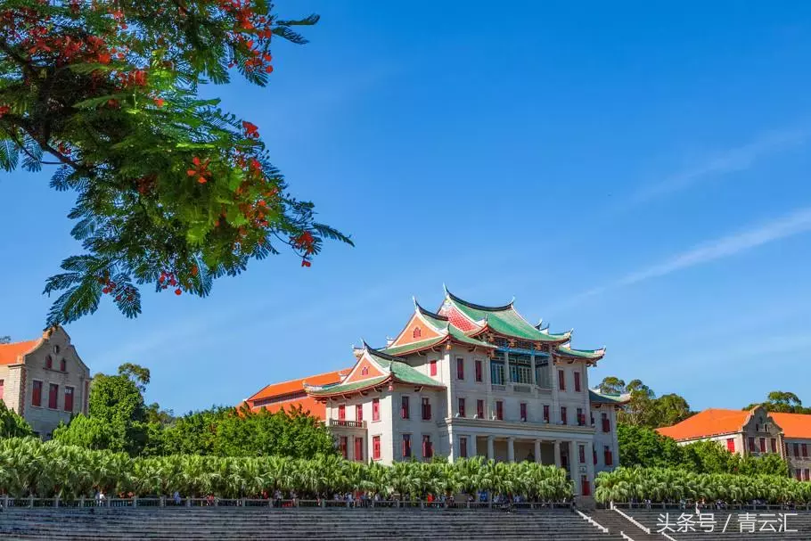 校内芙蓉湖,情人谷水库等景点,有"谈情说爱在厦大"之说.