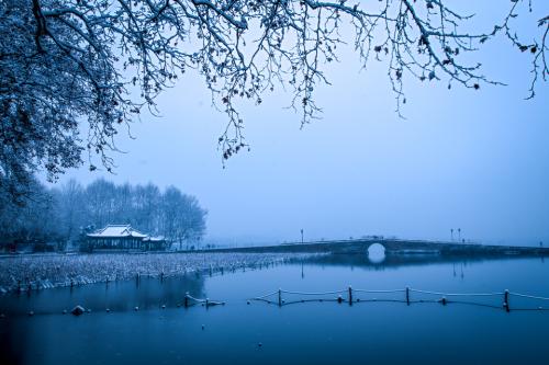 西湖之胜 晴不如雨 雨不如月 月不如雪 断桥残雪冷艳最销魂！