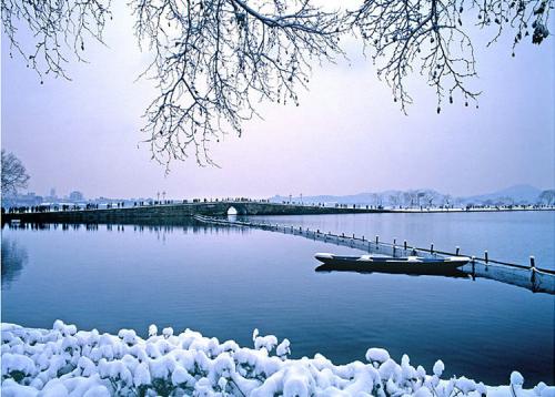 断桥残雪映西湖，烟柳画桥醉千秋