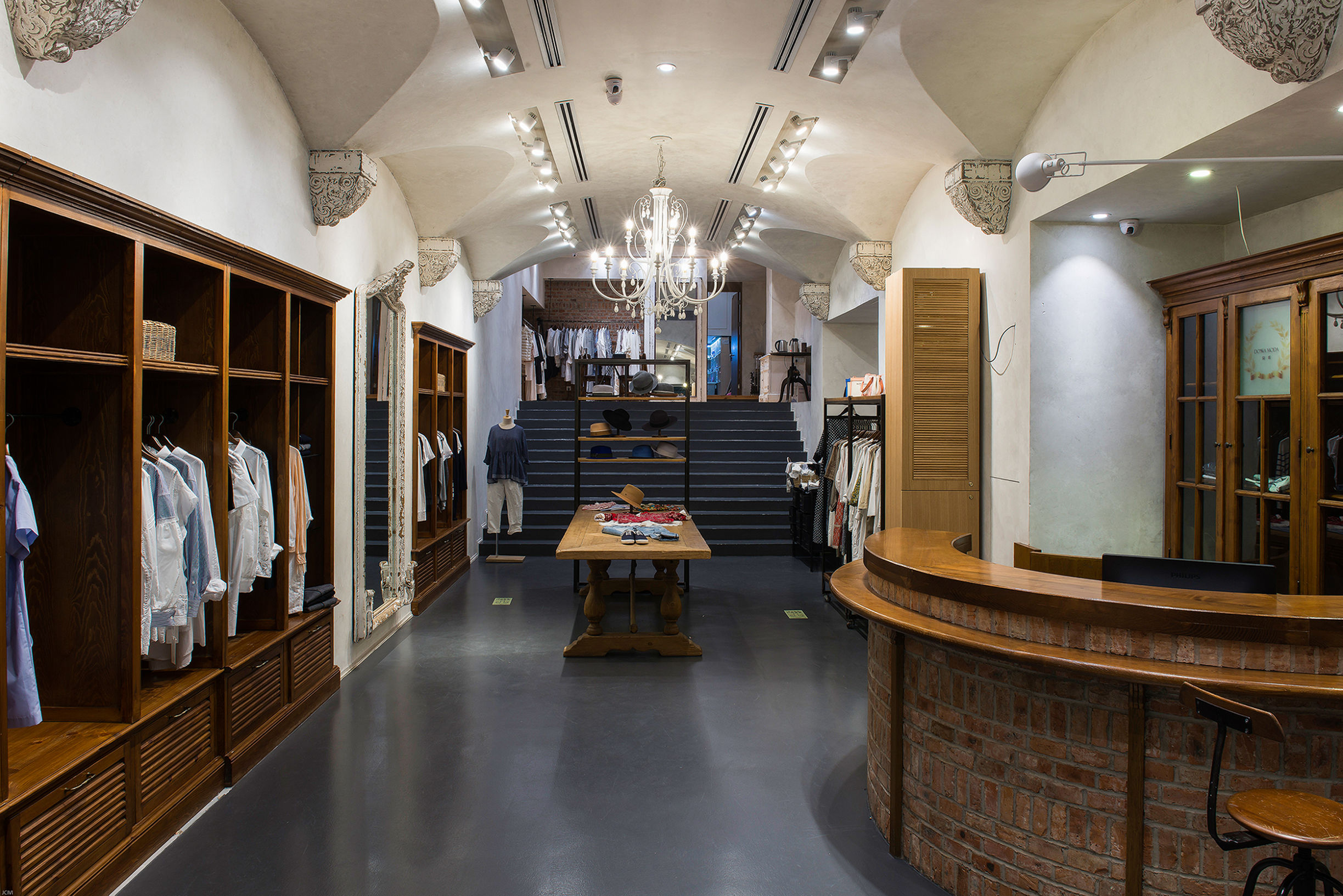 服装店吊顶装修效果图赏析：时尚设计点亮店铺空间