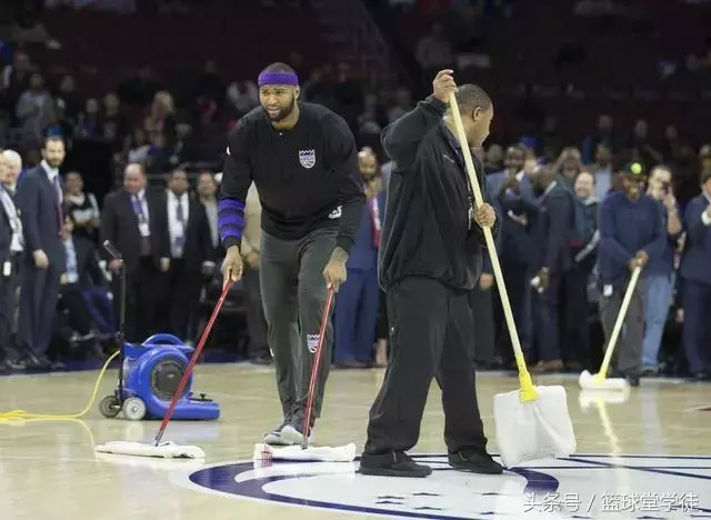 nba球员摔倒为什么要拖地(NBA最无厘头的取消比赛：麦迪逊广场两度上榜，考辛斯帮忙拖地)