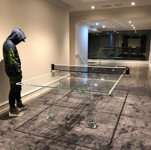 乒乓球桌多少钱一套(原来梅威瑟的乒乓球技术如此精湛，三万美元水晶玻璃桌子是亮点)