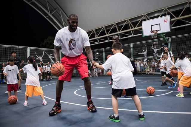 为什么cba晃不开人(中国球迷面对NBA球星时，为什么变向过人过不了，不起作用呢？)