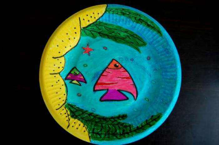 纸盘水粉美术绘画作品,小空间容纳大创意,为孩子的想象力点个赞