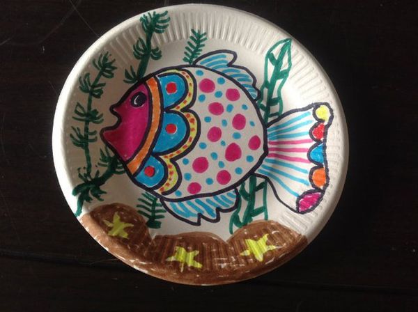 纸盘水粉美术绘画作品,小空间容纳大创意,为孩子的想象力点个赞