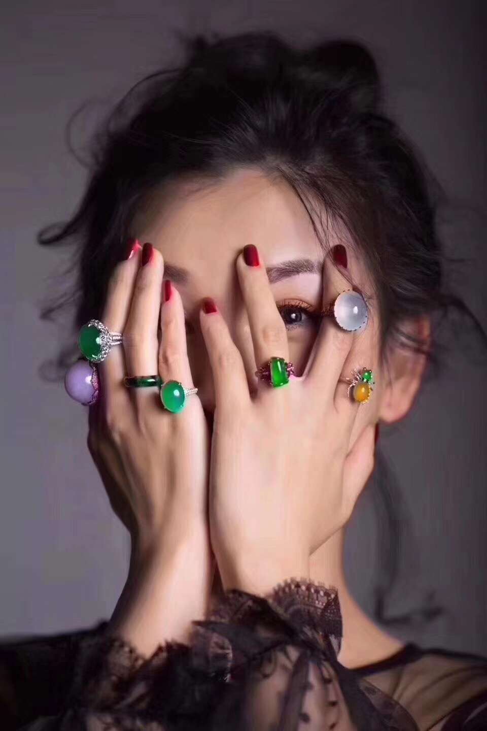 从明星到大众,喜欢翡翠的朋友都会戴一枚翡翠戒指