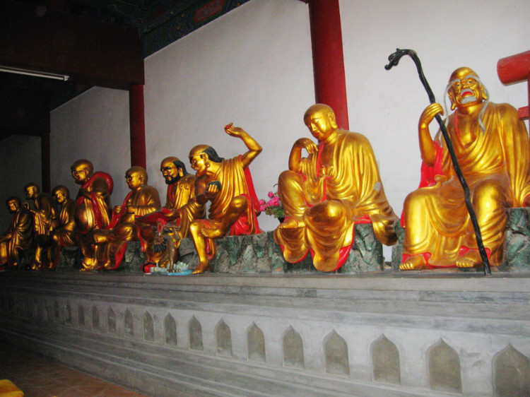 三,三大士或海岛观音像在正中佛坛的背后,还立有三大士或海岛观音像,"