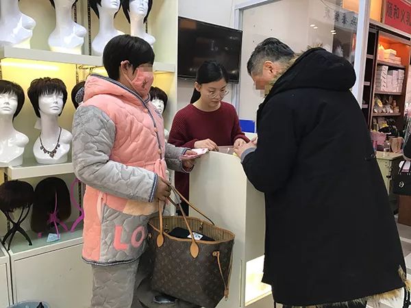 “去假发店剃了光头后,我才意识到自己患上了癌症”