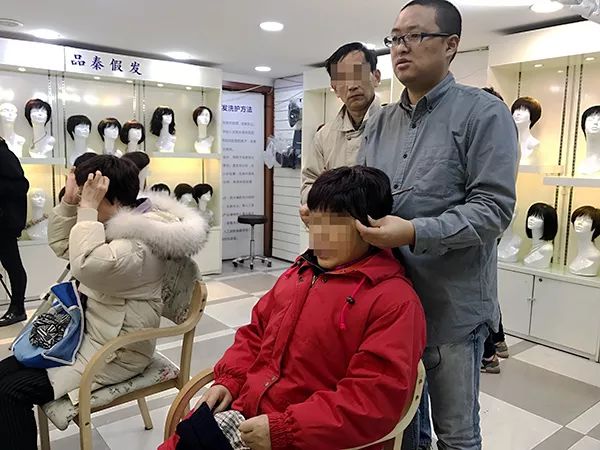 “去假发店剃了光头后,我才意识到自己患上了癌症”