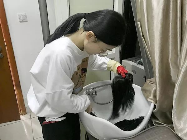 “去假发店剃了光头后,我才意识到自己患上了癌症”
