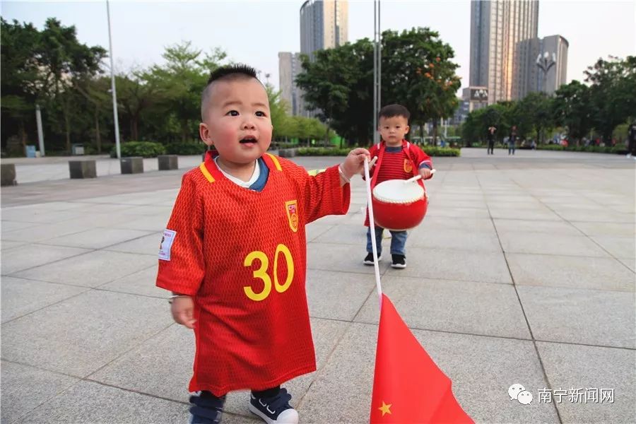 南宁哪里有足球比赛(就在昨晚！南宁热情点燃激情足球之夜)