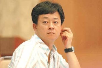 他曾是央视一哥，地位永胜朱军，因话多被雪藏，得抑郁症至今未愈