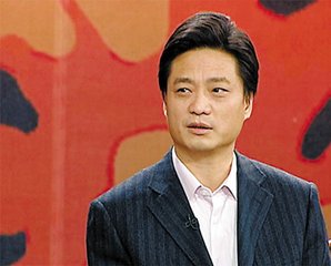 他曾是央视一哥，地位永胜朱军，因话多被雪藏，得抑郁症至今未愈