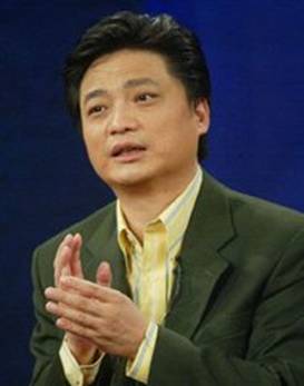 他曾是央视一哥，地位永胜朱军，因话多被雪藏，得抑郁症至今未愈