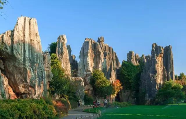 小石林(阿诗玛景区),宽厚墩实的石壁像屏风一样,将小石林(阿诗玛景区)