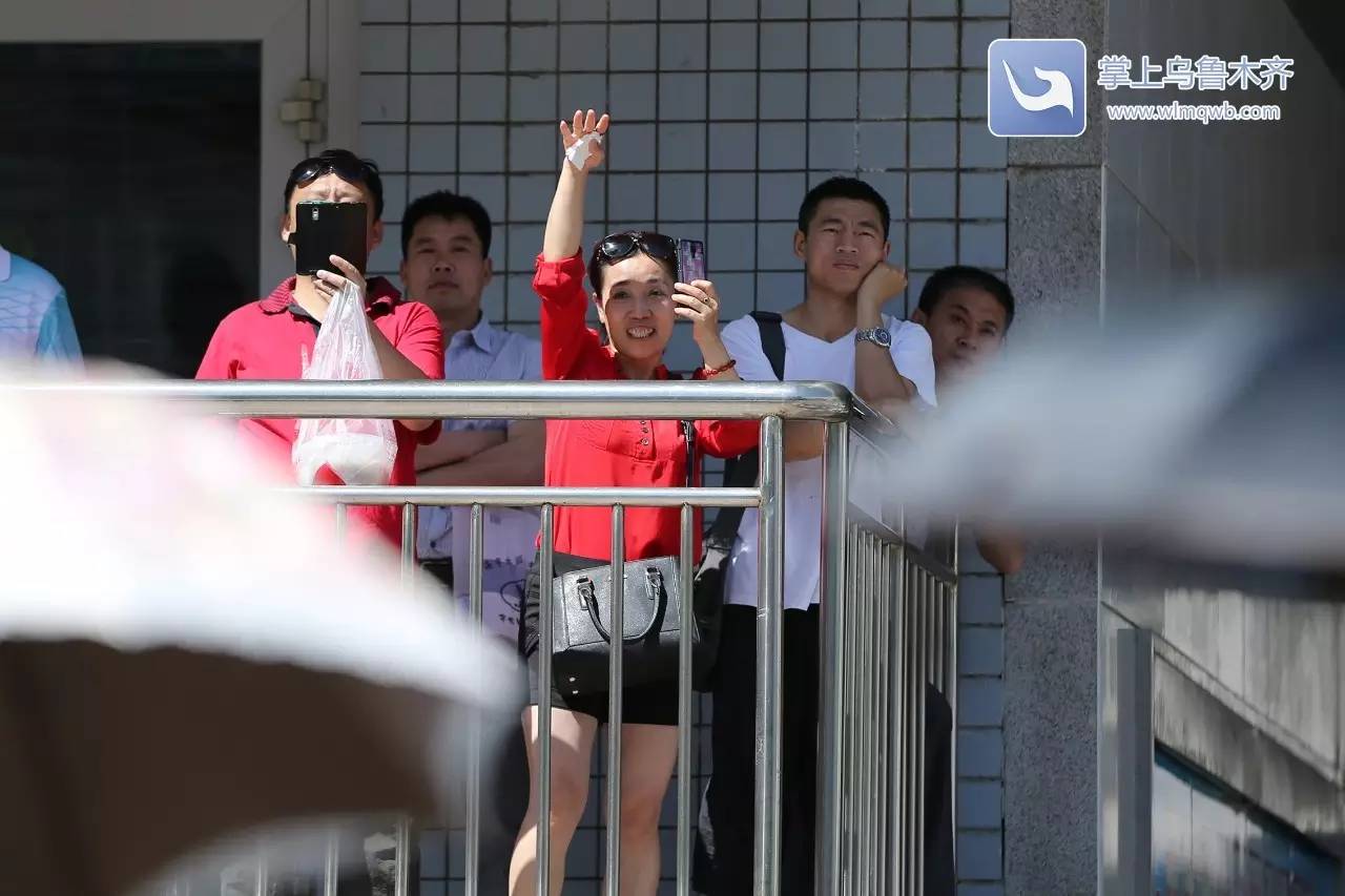 高考首日，场外乌鲁木齐家长众生相：父母给的爱，就是今生一次次的守候（内有高考作文题）