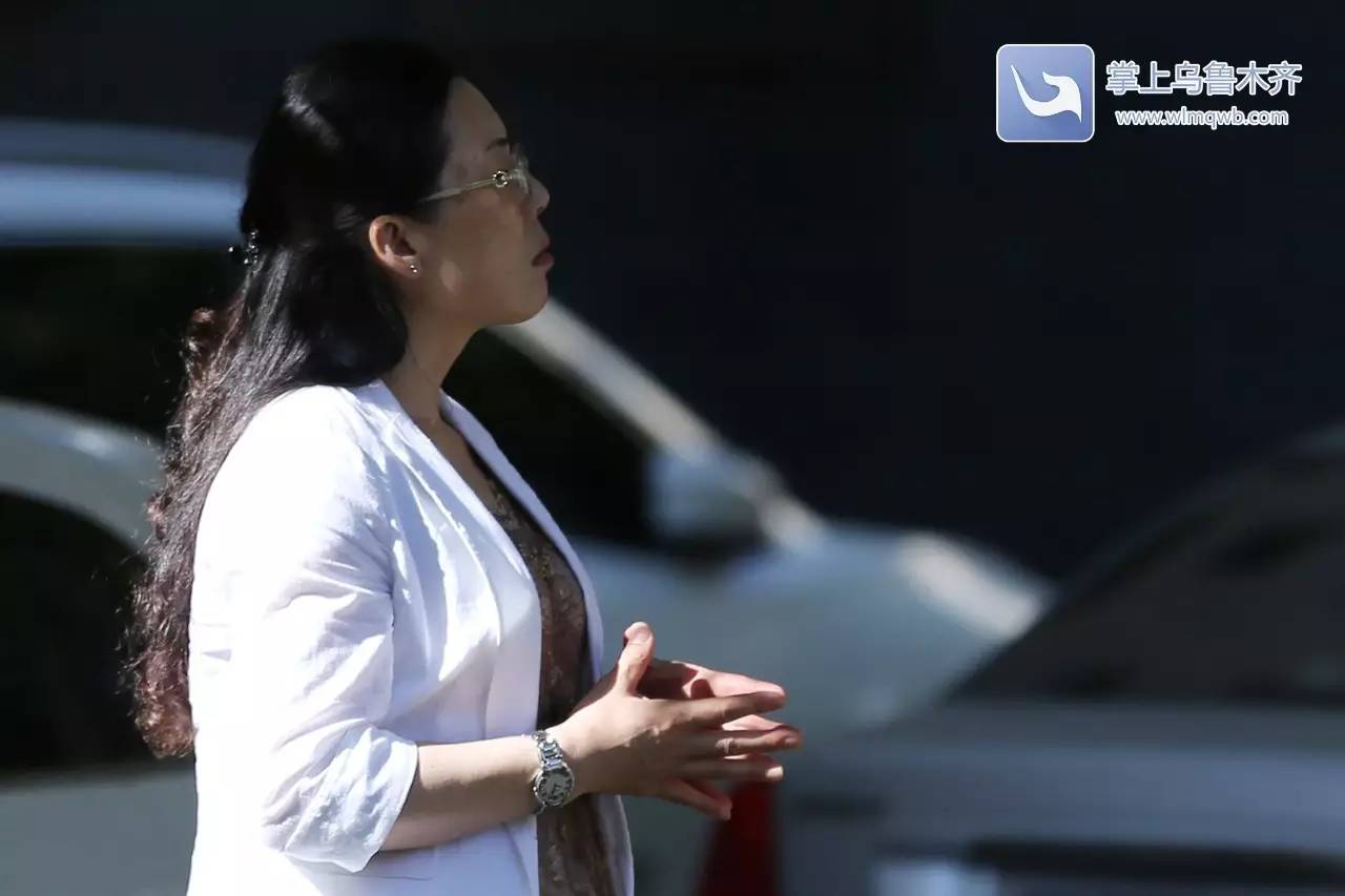 高考首日，场外乌鲁木齐家长众生相：父母给的爱，就是今生一次次的守候（内有高考作文题）