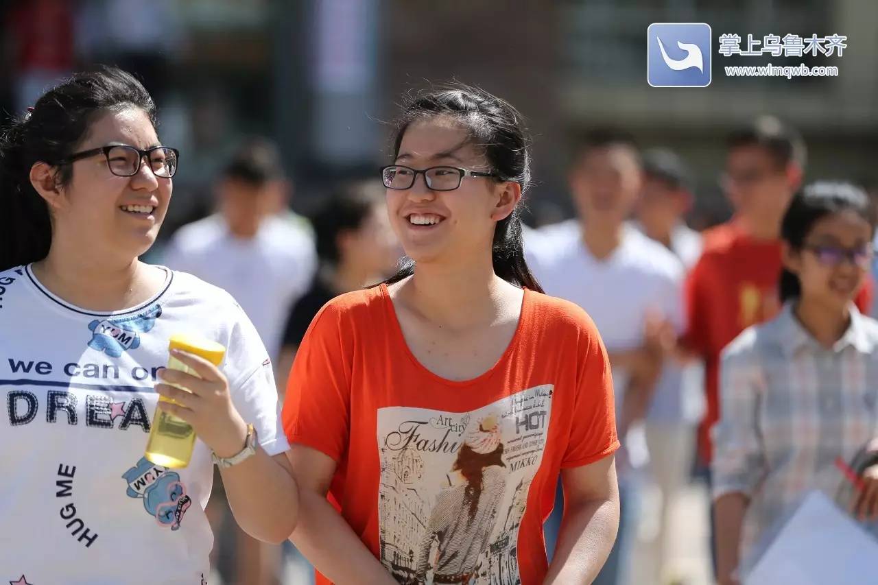 高考首日，场外乌鲁木齐家长众生相：父母给的爱，就是今生一次次的守候（内有高考作文题）