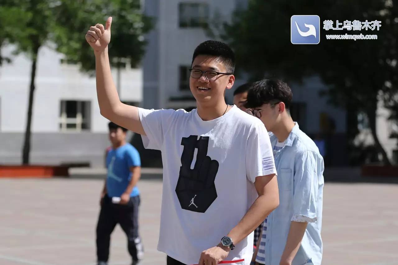 高考首日，场外乌鲁木齐家长众生相：父母给的爱，就是今生一次次的守候（内有高考作文题）