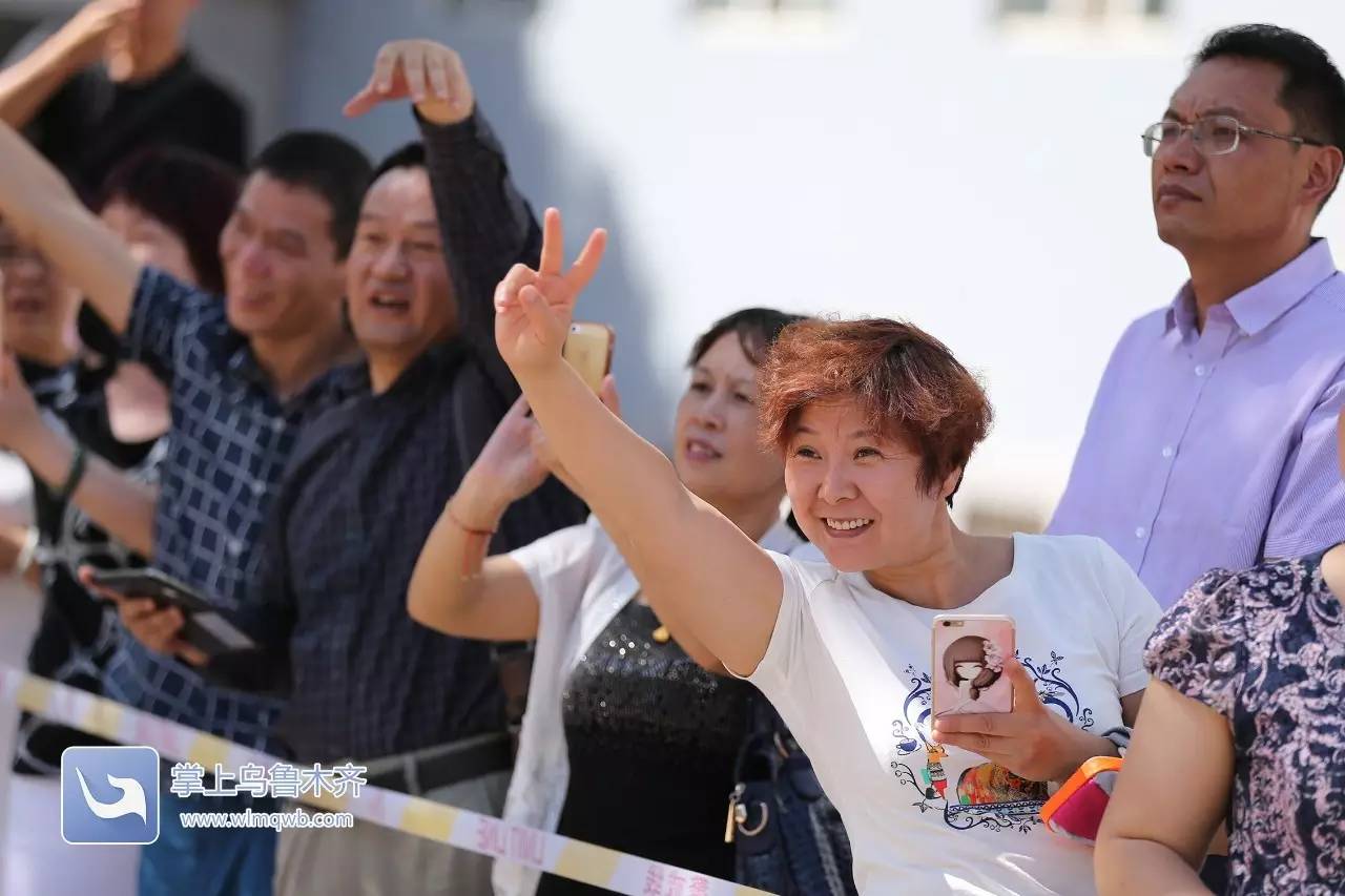 高考首日，场外乌鲁木齐家长众生相：父母给的爱，就是今生一次次的守候（内有高考作文题）