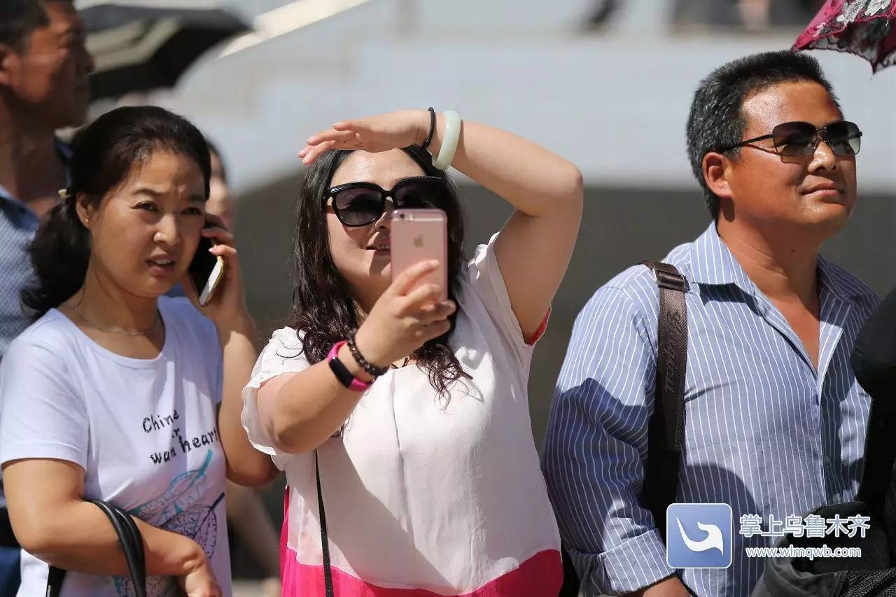 高考首日，场外乌鲁木齐家长众生相：父母给的爱，就是今生一次次的守候（内有高考作文题）