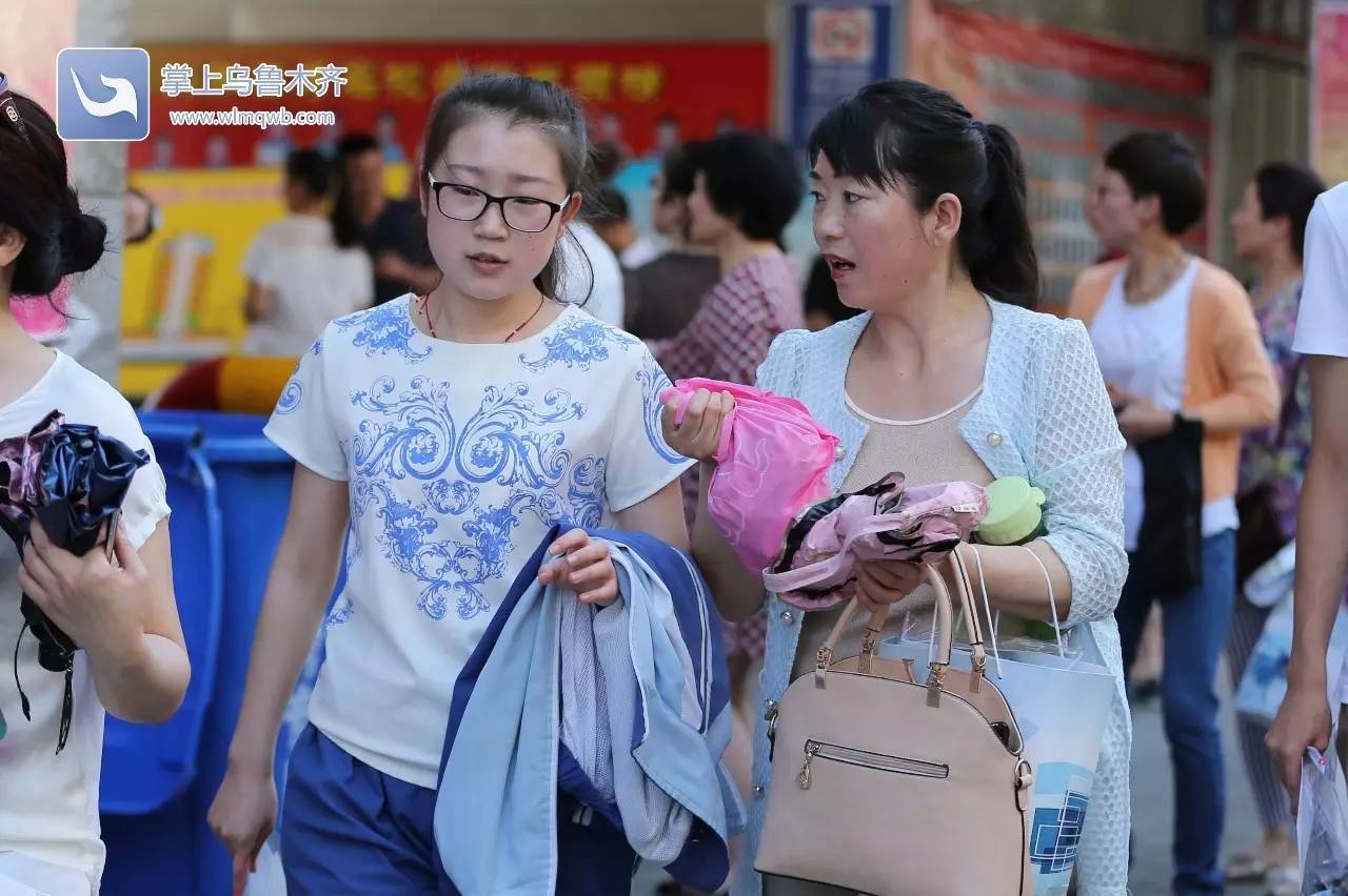 高考首日，场外乌鲁木齐家长众生相：父母给的爱，就是今生一次次的守候（内有高考作文题）