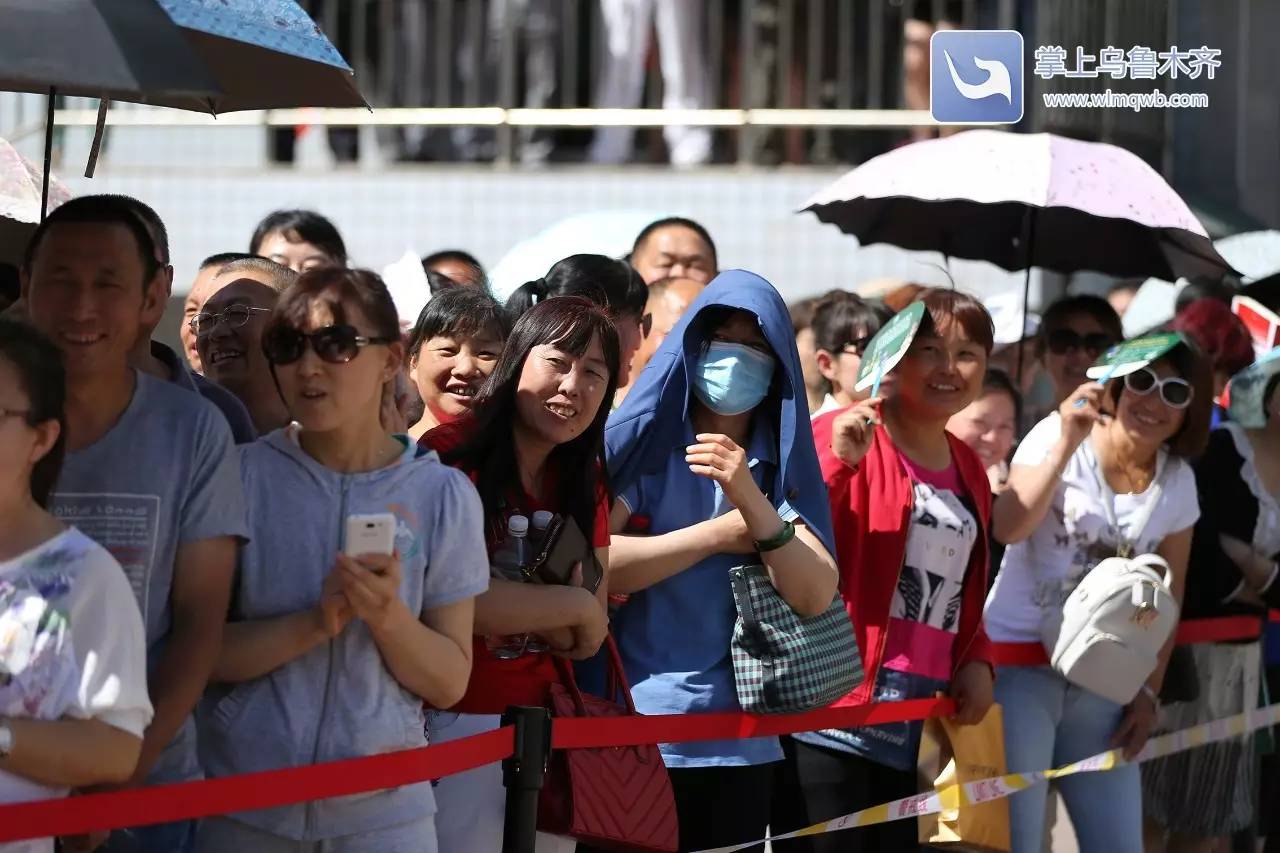 高考首日，场外乌鲁木齐家长众生相：父母给的爱，就是今生一次次的守候（内有高考作文题）