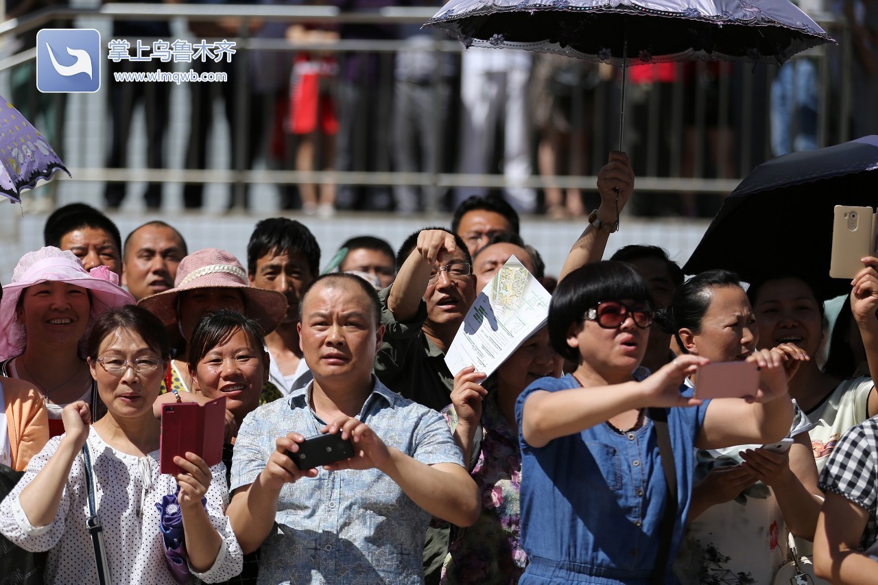 高考首日，场外乌鲁木齐家长众生相：父母给的爱，就是今生一次次的守候（内有高考作文题）