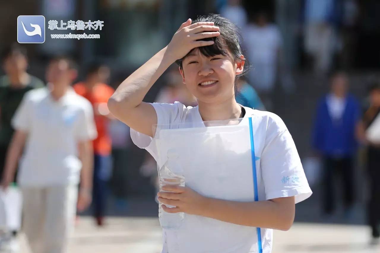 高考首日，场外乌鲁木齐家长众生相：父母给的爱，就是今生一次次的守候（内有高考作文题）