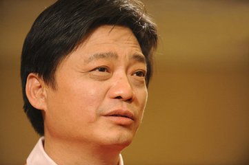 他曾是央视一哥，地位永胜朱军，因话多被雪藏，得抑郁症至今未愈