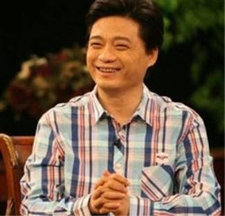 他曾是央视一哥，地位永胜朱军，因话多被雪藏，得抑郁症至今未愈