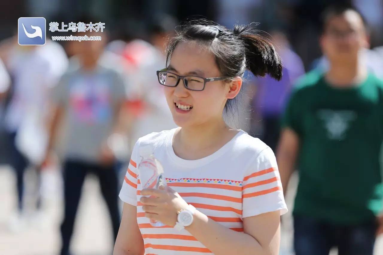 高考首日，场外乌鲁木齐家长众生相：父母给的爱，就是今生一次次的守候（内有高考作文题）