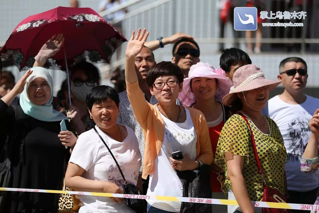 高考首日，场外乌鲁木齐家长众生相：父母给的爱，就是今生一次次的守候（内有高考作文题）