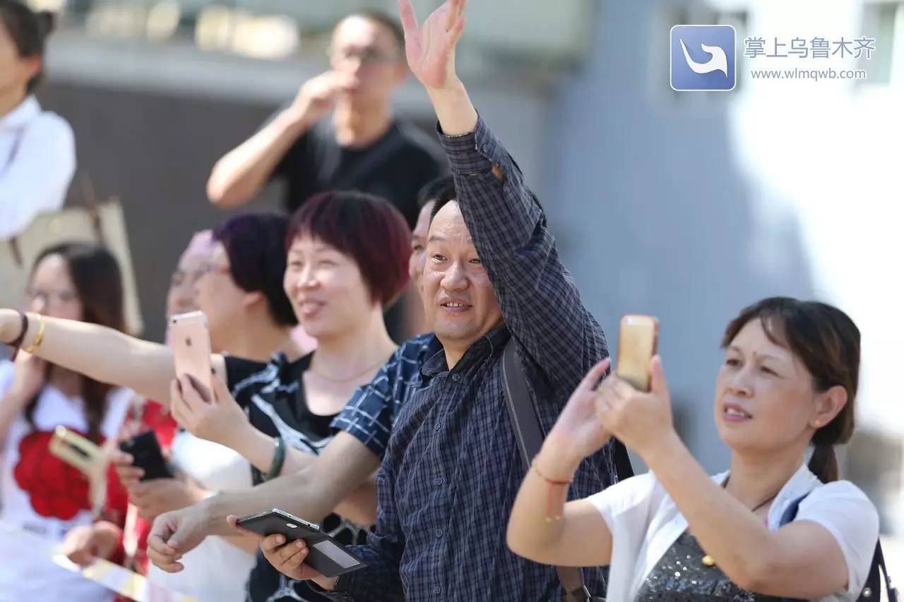 高考首日，场外乌鲁木齐家长众生相：父母给的爱，就是今生一次次的守候（内有高考作文题）