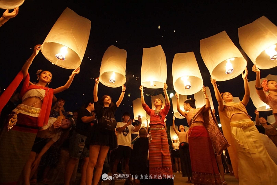 傣族少女身着节日盛装.一盏盏孔明灯点燃后冉冉升起.