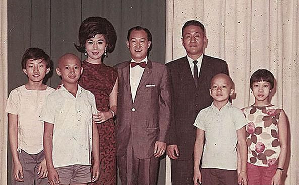 她是洪金宝和成龙的师姐 55岁时被周星驰捧红了 包租婆逆袭