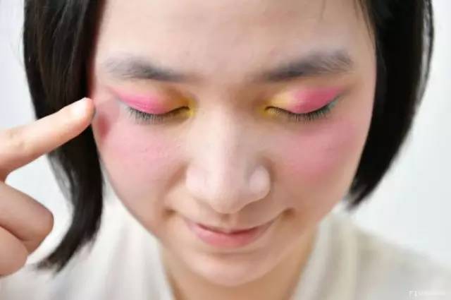 今年夏天，浅草和服美女的化妆在日本很流行。