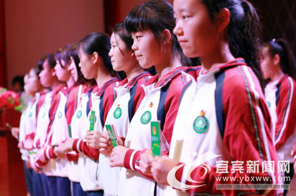 宜宾卫校100名新团员:做新时代的合格团员
