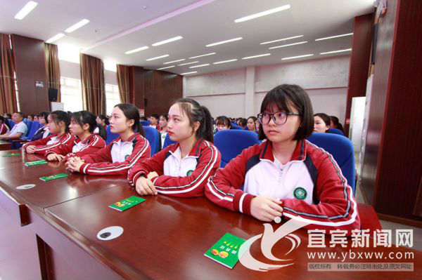 宜宾卫校100名新团员:做新时代的合格团员