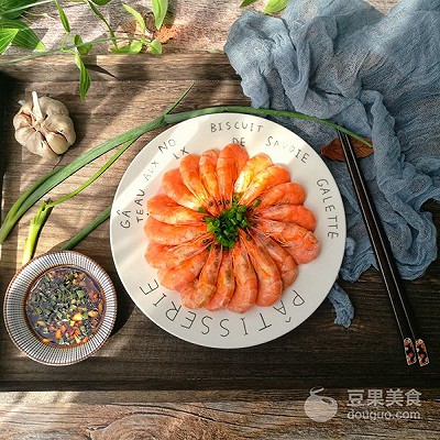 白灼基围虾（5分钟快手菜白灼基围虾的做法）