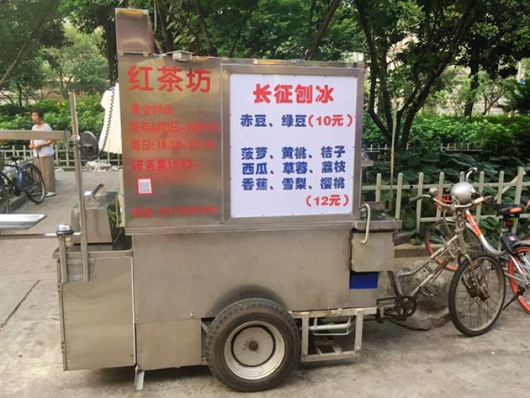 還記得去年火遍魔都的上海爺叔刨冰攤伐？如今有了自己的店啦~