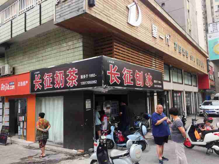 還記得去年火遍魔都的上海爺叔刨冰攤伐？如今有了自己的店啦~