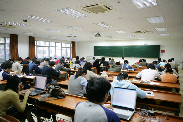 西北大学“吃螃蟹”