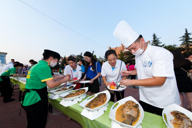 新郑市烧烤世界杯(大学校园千人烧烤大会，1500人同吃“河南名片”)