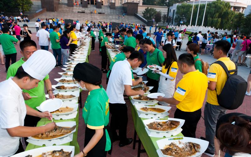 新郑市烧烤世界杯(大学校园千人烧烤大会，1500人同吃“河南名片”)